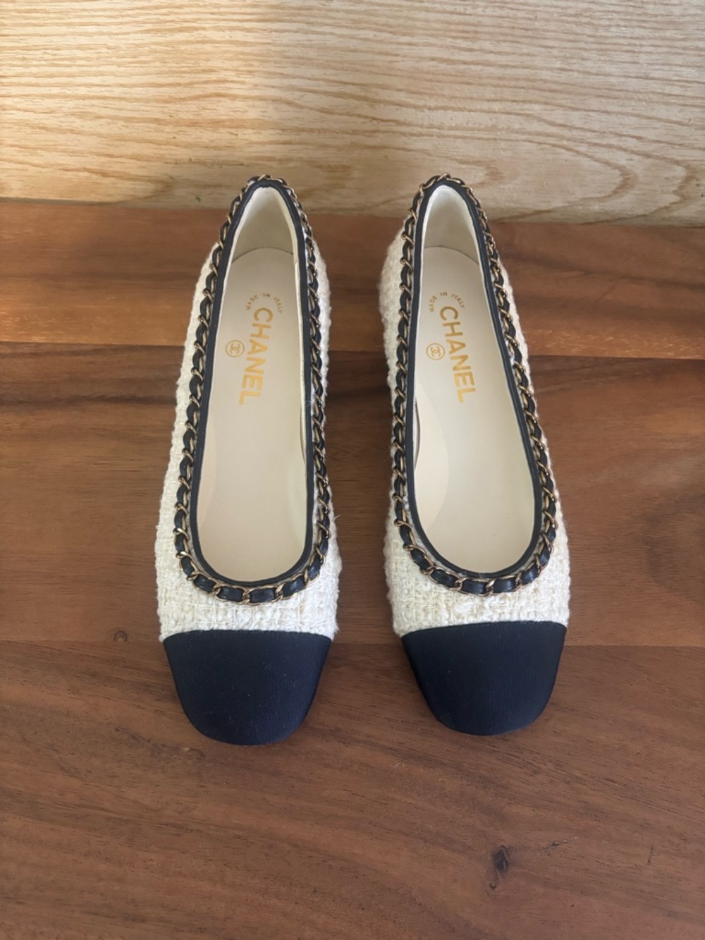 CHANEL
Flats Tweed White